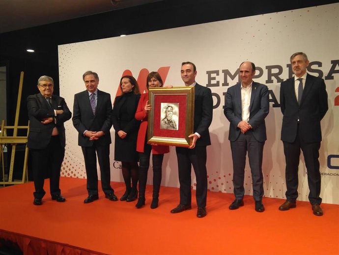Santiago Sala recibe el Premio Empresario del Año 2018 de manos de Uxue Barkos