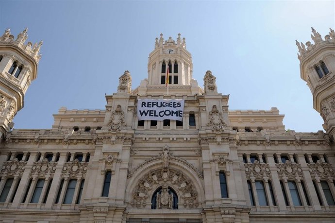 Pancarta de Welcome Refugees en el Ayuntamiento de Madrid