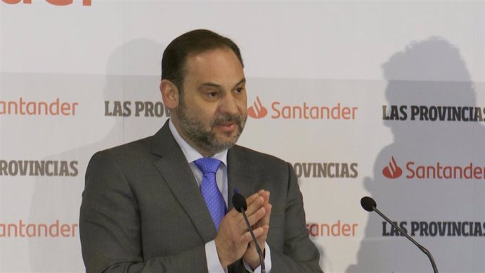 El ministro de Fomento, José Luis Ábalos, interviene en el desayuno-coloquio del