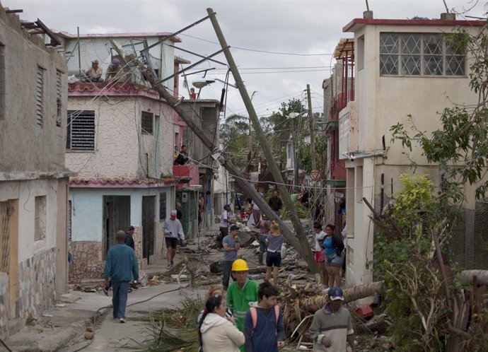 Daños causados por el paso de un pequeño tornado por La Habana