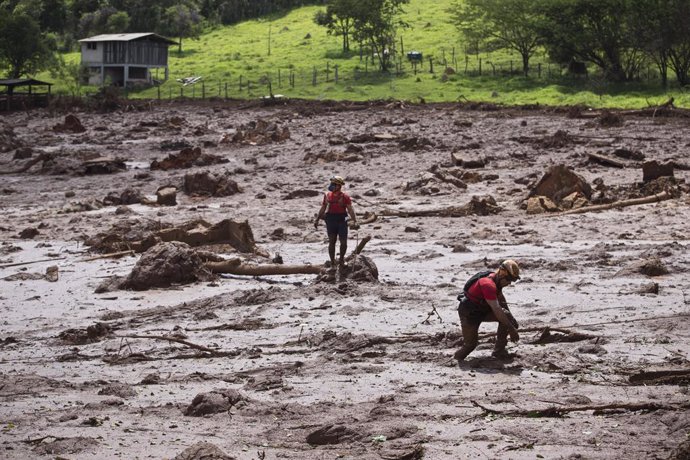 Daños causados por el colapso de una presa en Brasil