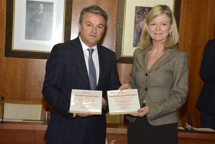 José Chulvi y Gabriela Bravo con las baldosas en homenaje a las víctimas del naz