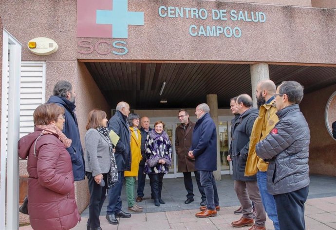 Real y alcaldes de Campoo en el centro de salud de Reinosa