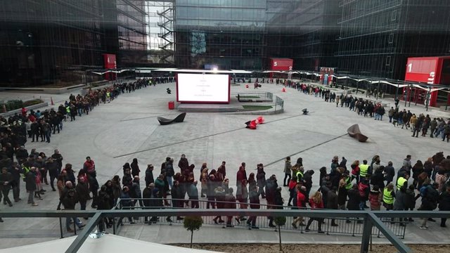 Concentración de trabajadores de Vodafone en la sede de la empresa en Madrid con