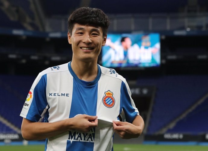 El nuevo jugador del RCD Espanyol Wu Lei en su presentación