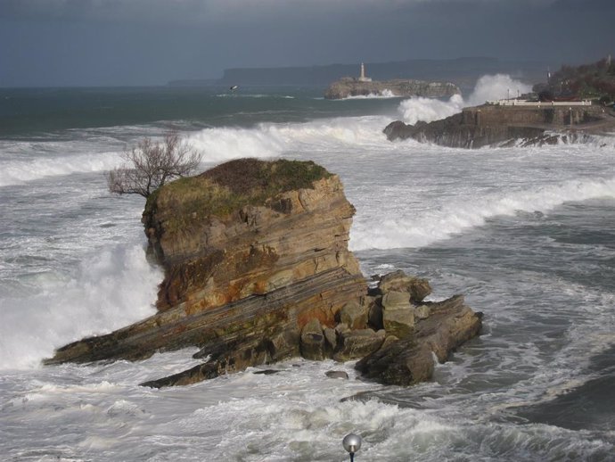 Temporal Santander. Olas. Oleaje. Mar. Marea. Cantábrico.                     