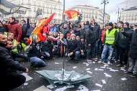 Taxistas vuelven a tomar Sol, siguen con la huelga y piden la dimisión de Garrido