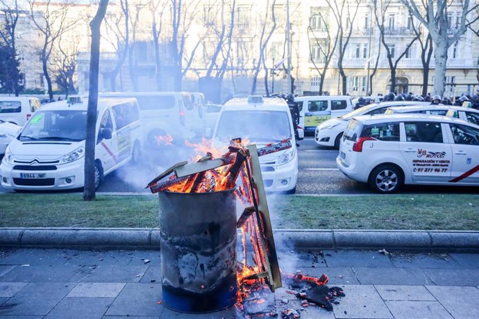 Desalojo de taxistas en el Paseo de la Castellana de Madrid, donde el colectivo 