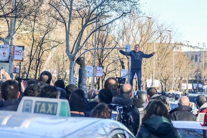 Desalojo de taxistas en el Paseo de la Castellana de Madrid el lunes 28 de enero