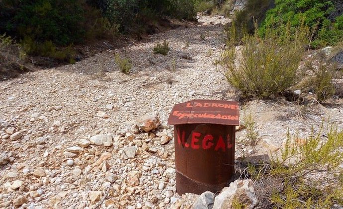Pozo ilegal en la cuenca hidrográfica del Segura, España.