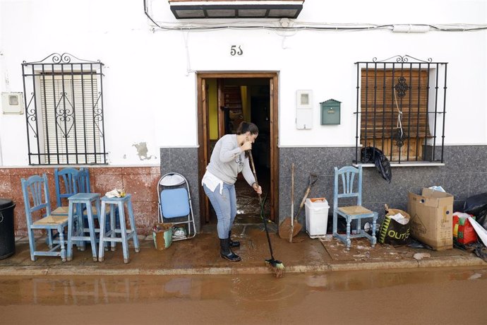 Una vecina Campillos limpia casa lodo barro inundaciones octubre zona catastrofi