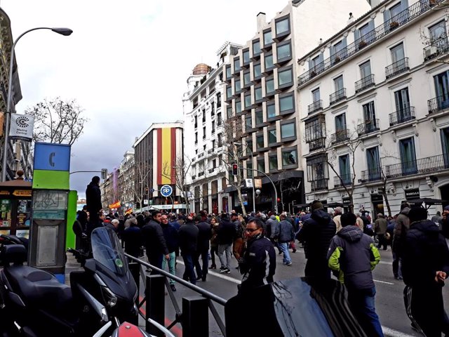 Taxistas manifestándose frente a la sede del PP en Génova