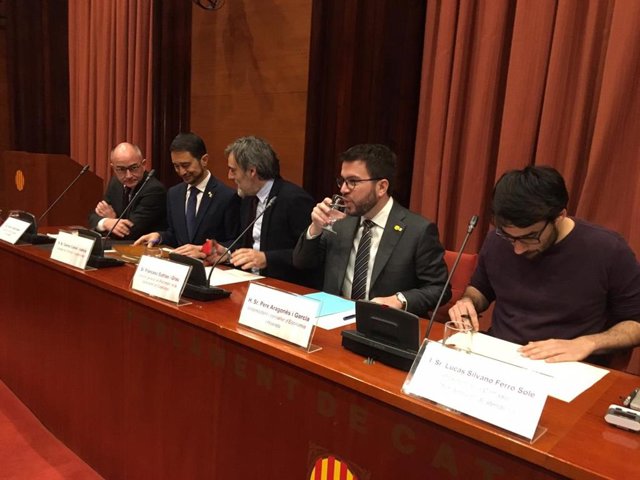 Els consellers Calvet i Aragonès abans de comparèixer al Parlament per l'ATL