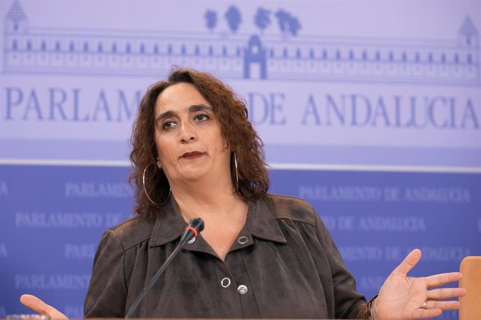 La portavoz adjunta del grupo Adelante Andalucía, Ángela Aguilera, en rueda de p