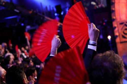 Abanicos rojos reivindicativos en la gala de los Premios Goya 2018
