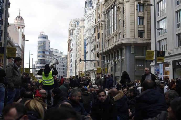 Concentración de taxistas en la Gran Vía de Madrid