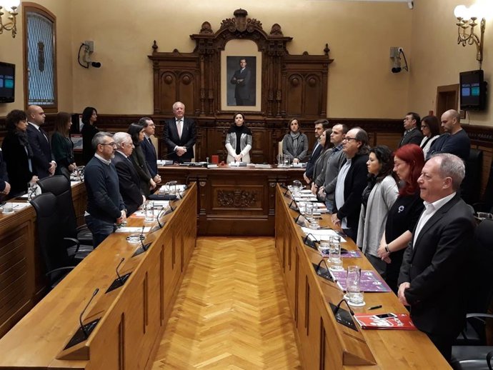 MINUTO DE SILENCIO EN EL PLENO DE GIJÓN EN MEMORIA DEL FALLECIDO EX PRESIDENTE R