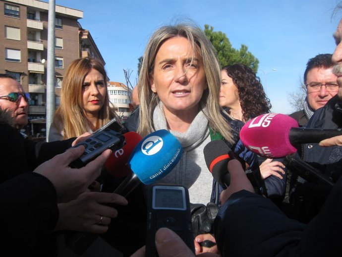 La alcaldesa de Toledo, Milagros Tolón, atiende a los medios en Santa Bárbara