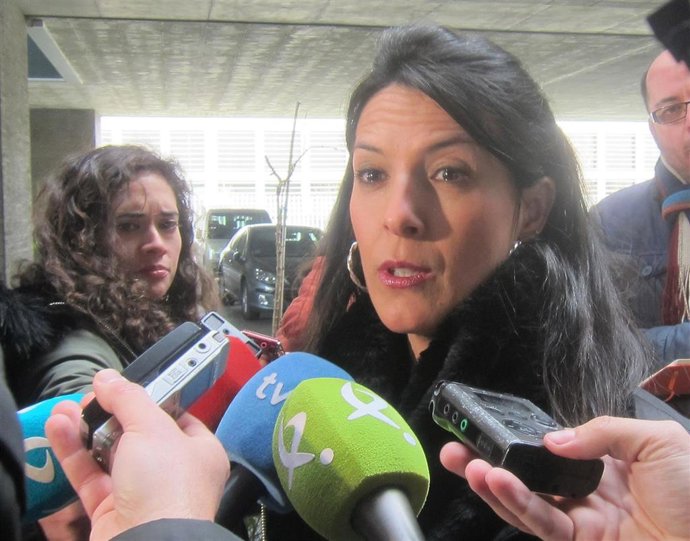 La consejera de Educación y Empleo, Esther Gutiérrez, atiende a los medios de co