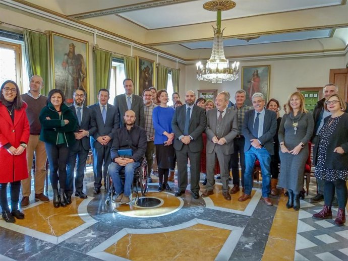 El Ayuntamiento de Oviedo homenajea al presidente de Proyecto Hombre, Luis Manue
