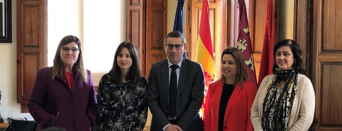 Firma de un convenio de la UMU con la asociación Auxilia