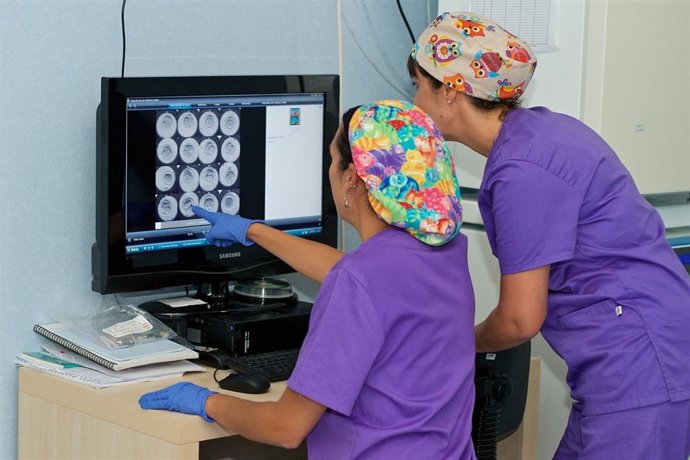 Embriólogas trabajan en un hospital de Quirónsalud
