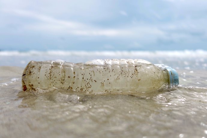 Una botella de plástico en el mar