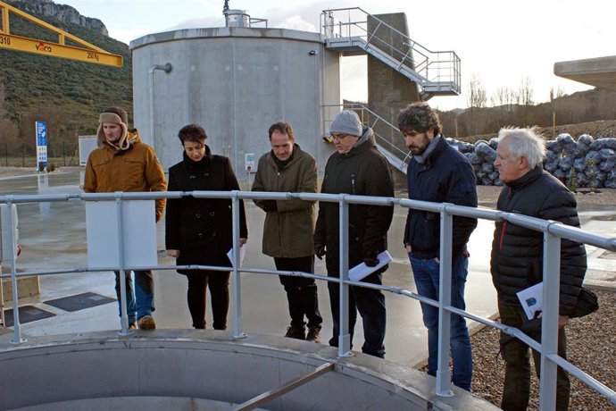 Autoridades en la inauguración de la nueva depuradora de Larrión