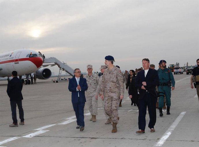 El Rey Felipe, con motivo de su 51 cumpleaños, ha visitado a las tropas española