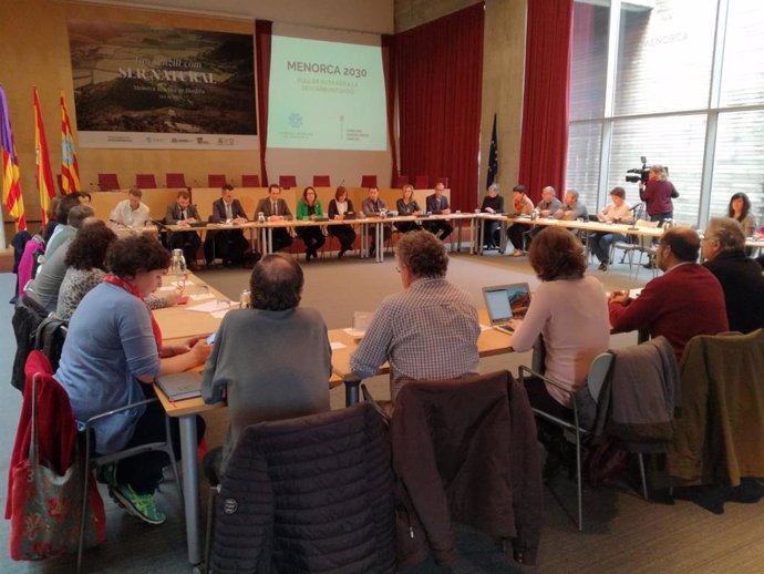 Delegación técnica de la UE analizando la Hoja de Ruta Menorca 2030