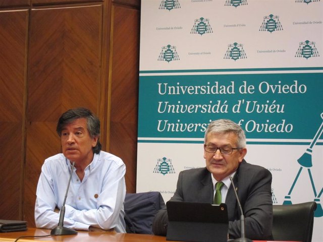 Carlos López-Otín y el rector de la Universidad, Santiago García Granda