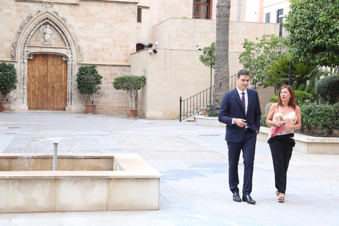Reunió entre Pedro Sánchez i Francina Armengol al Consolat de Mar a l'estiu