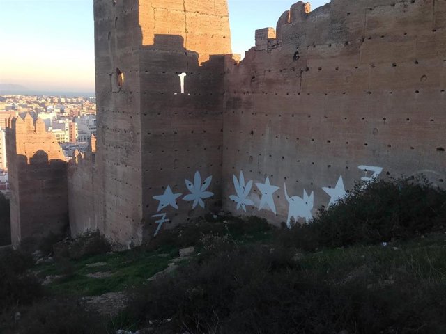 Pintadas en uno de los lienzos de la muralla de San Cristóbal