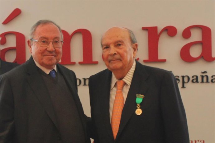 Santiago Rengifo, galardonado con la Medalla de Oro de la Cámara de España
