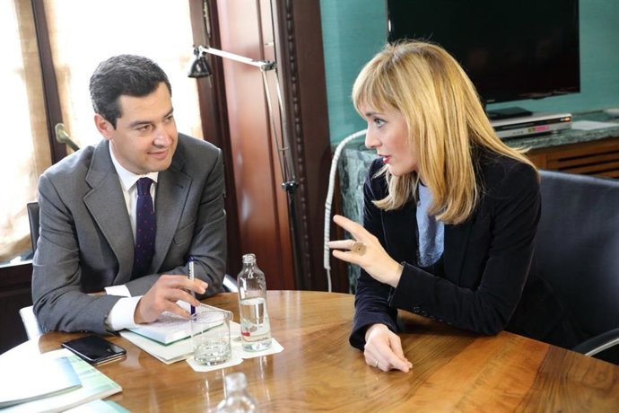 El presidente de la Junta, Juanma Moreno, recibe a Carmen Castilla (UGT-A)