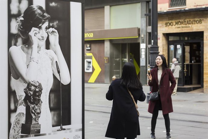 Alumbrado de los Premios Goya en la avenida de la Constitución de Sevilla