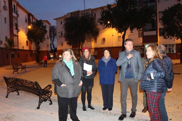 Juan Espadas visita la barriada del Carmen de Triana