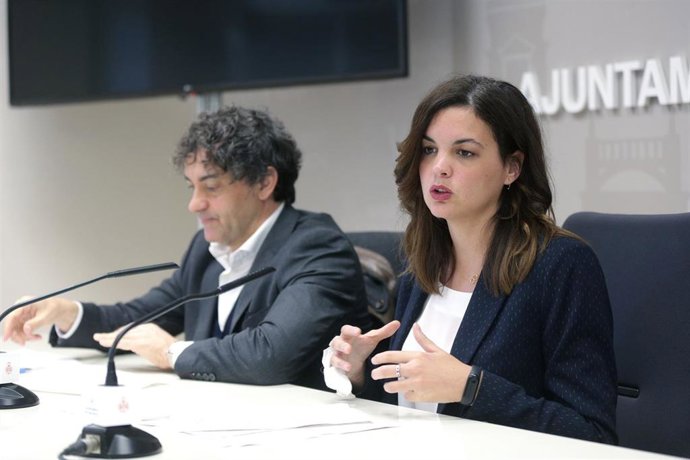 La concejala de Turismo, Sandra Gómez, junto al secretario autonómico de Turisme