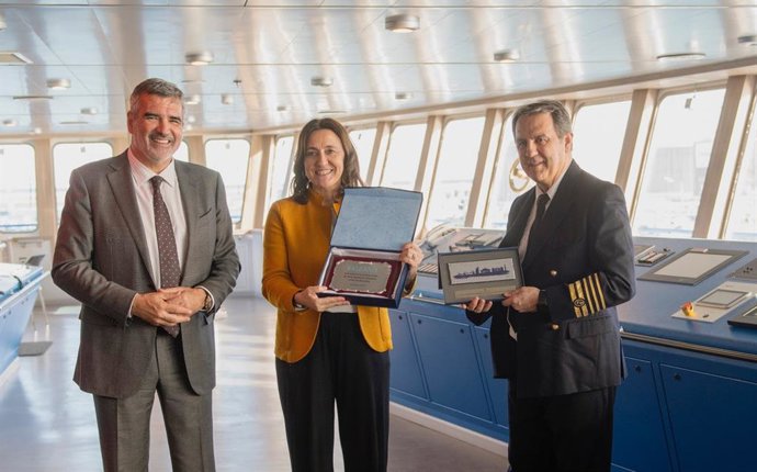 Adolf Utor, primero por la izquierda, con la presidenta de Port Barcelona y el c