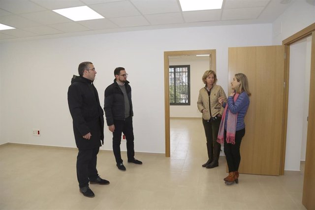El alcalde de Los Palacios visita edificio multifuncional de la plaza de Andaluc
