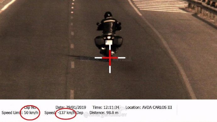Imagen del motorista que superó el límite de velocidad, alcanzando 137 km/h en u