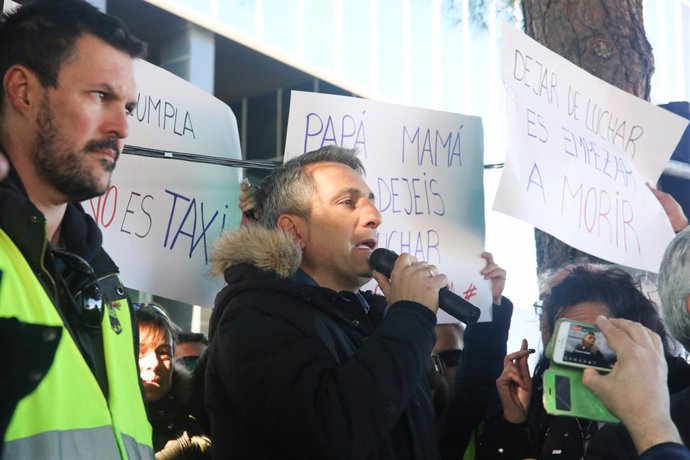 Asamblea de taxistas en IFEMA en su quinto día de huelga