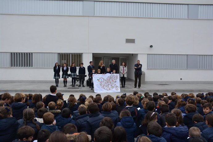 Los alumnos del Colegio CEU San Pablo de Sevilla conmemoran el Día de la Paz