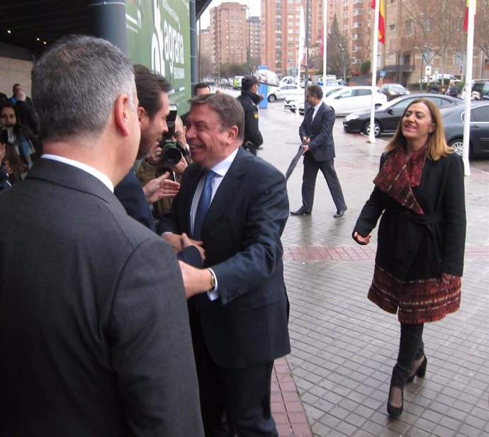 El ministro Luis Planas saluda al alcalde de Valladolid, Óscar Puente
