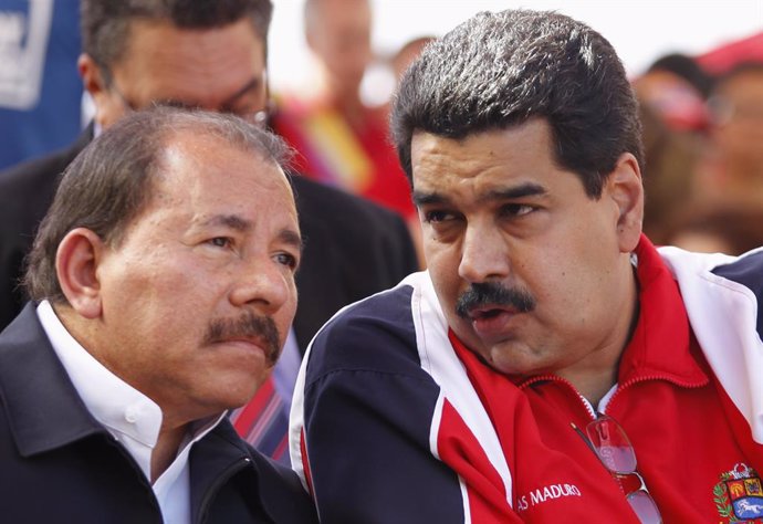 Venezuelan vice president Nicolas Maduro (R) and Nicaragua's President Daniel Or