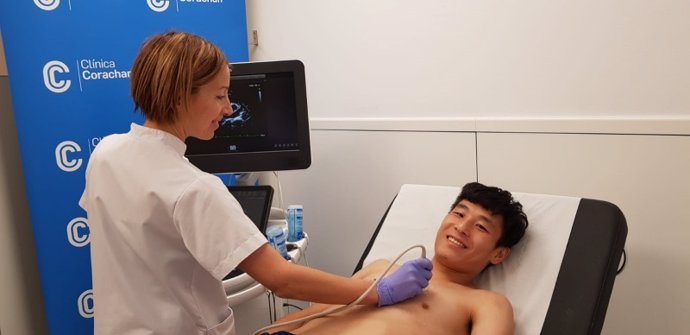 El delantero del RCD Espanyol Wu Lei en revisión médica