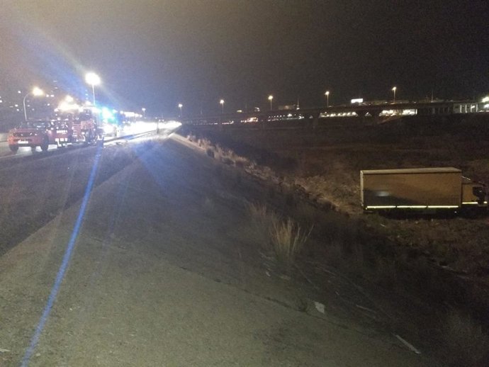 El camión ha caído desde la autovía al río