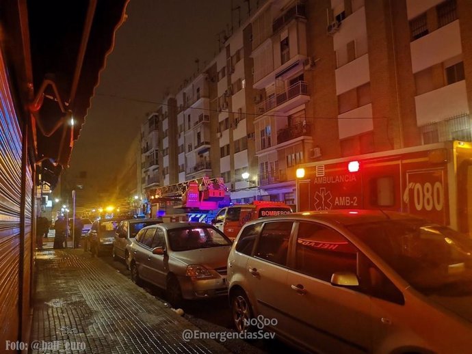 Los servicios de emergencias intervienen en el incendio de la calle Leiria de Se