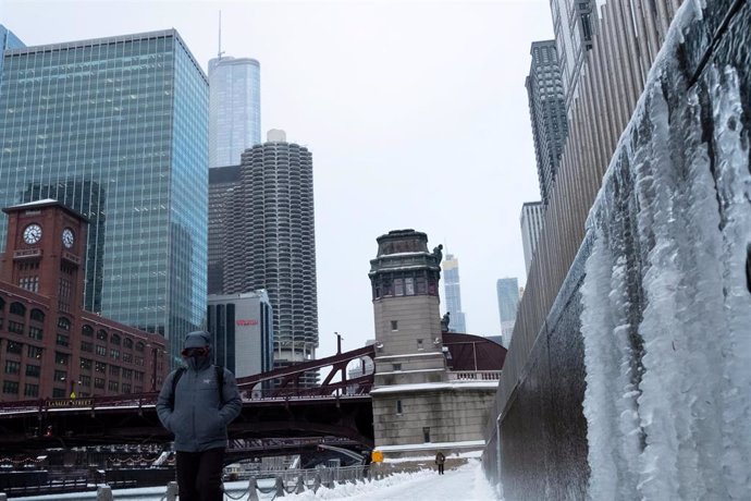 Un hombre pasea cerca del río Chicago afectado por la ola de frío