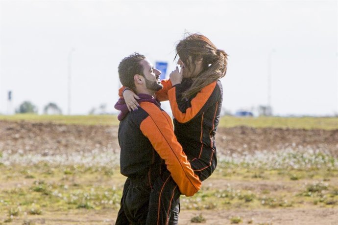 Isa Pantoja y Asraf se tiran en paracaídas